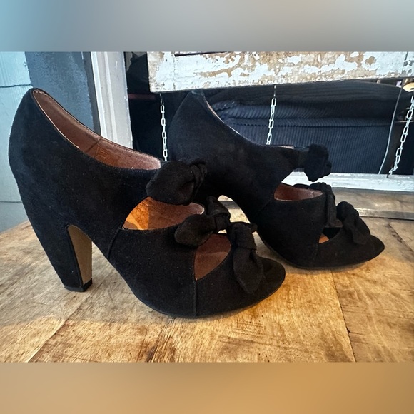 Anthropologie Lucky Penny Black Suede Bow Cutout Heels Women’s 8.5 - Picture 4 of 7